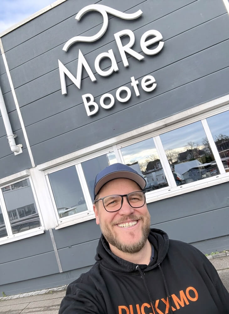 DUCKXMO Andreas Duck vor der Wekstatt in der für Instagram die Strategie entwickelt wird