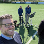 Andreas Duck als externer Marketingleiter am Set des Imagefilm-Drehs für das ISP auf einem Sportplatz.