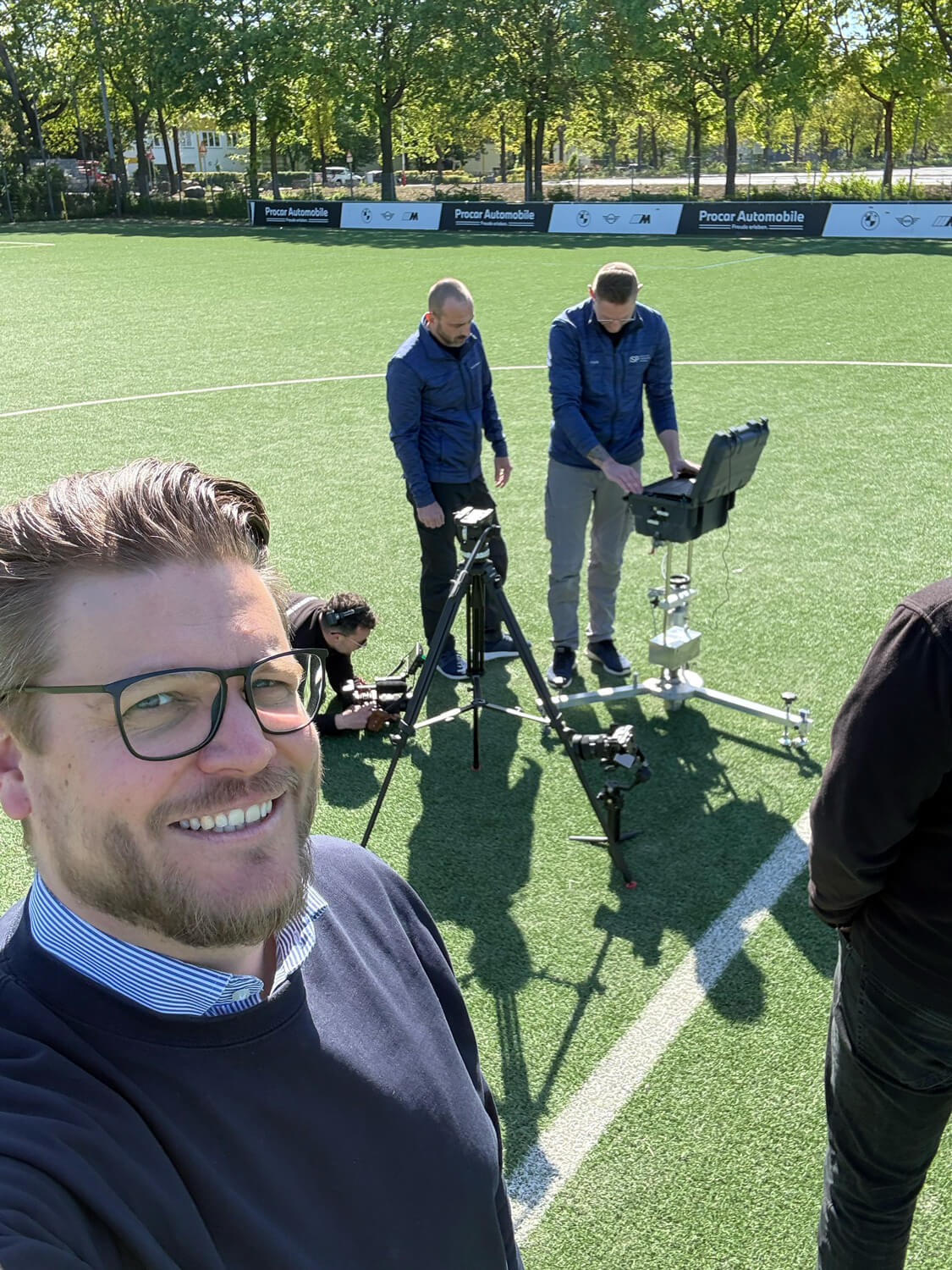 Andreas Duck als externer Marketingleiter am Set des Imagefilm-Drehs für das ISP auf einem Sportplatz.